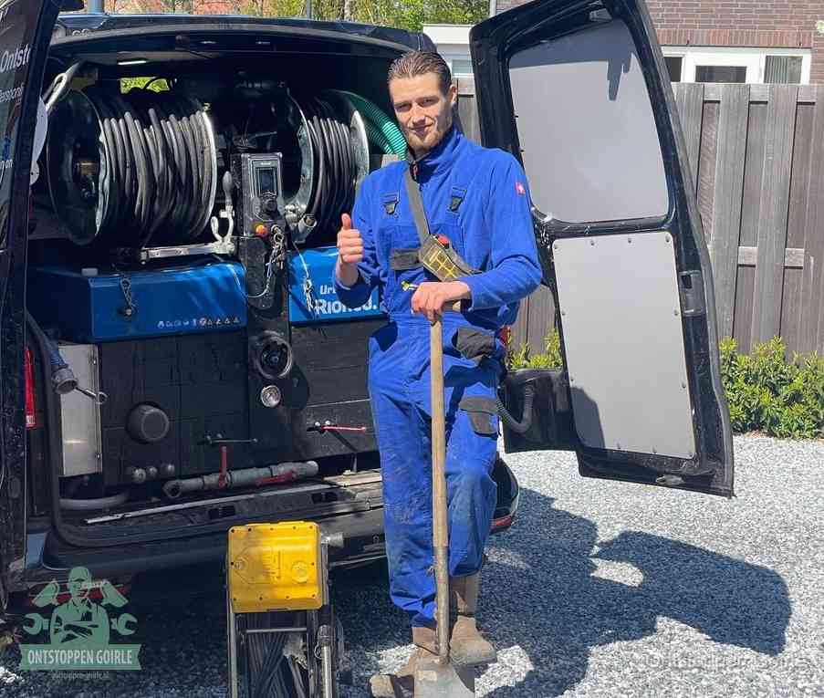 Een tevreden monteur met opgestoken duim na een geslaagde klus, slim ingrijpen bespaart kosten bij een verstopte wc in Goirle