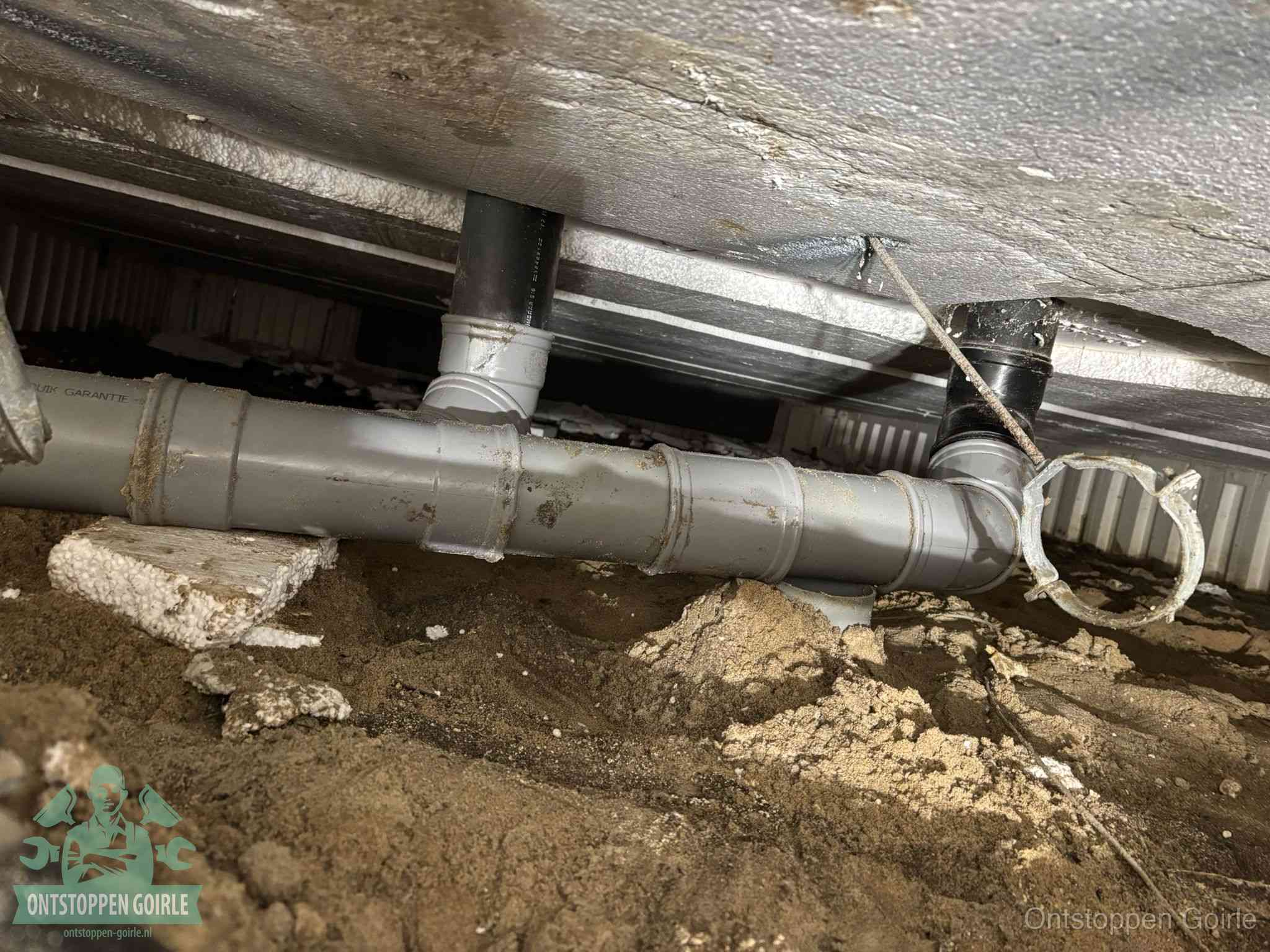 PVC-buizen in de kruipruimte van een gemengd of gescheiden rioolstelsel in Goirle