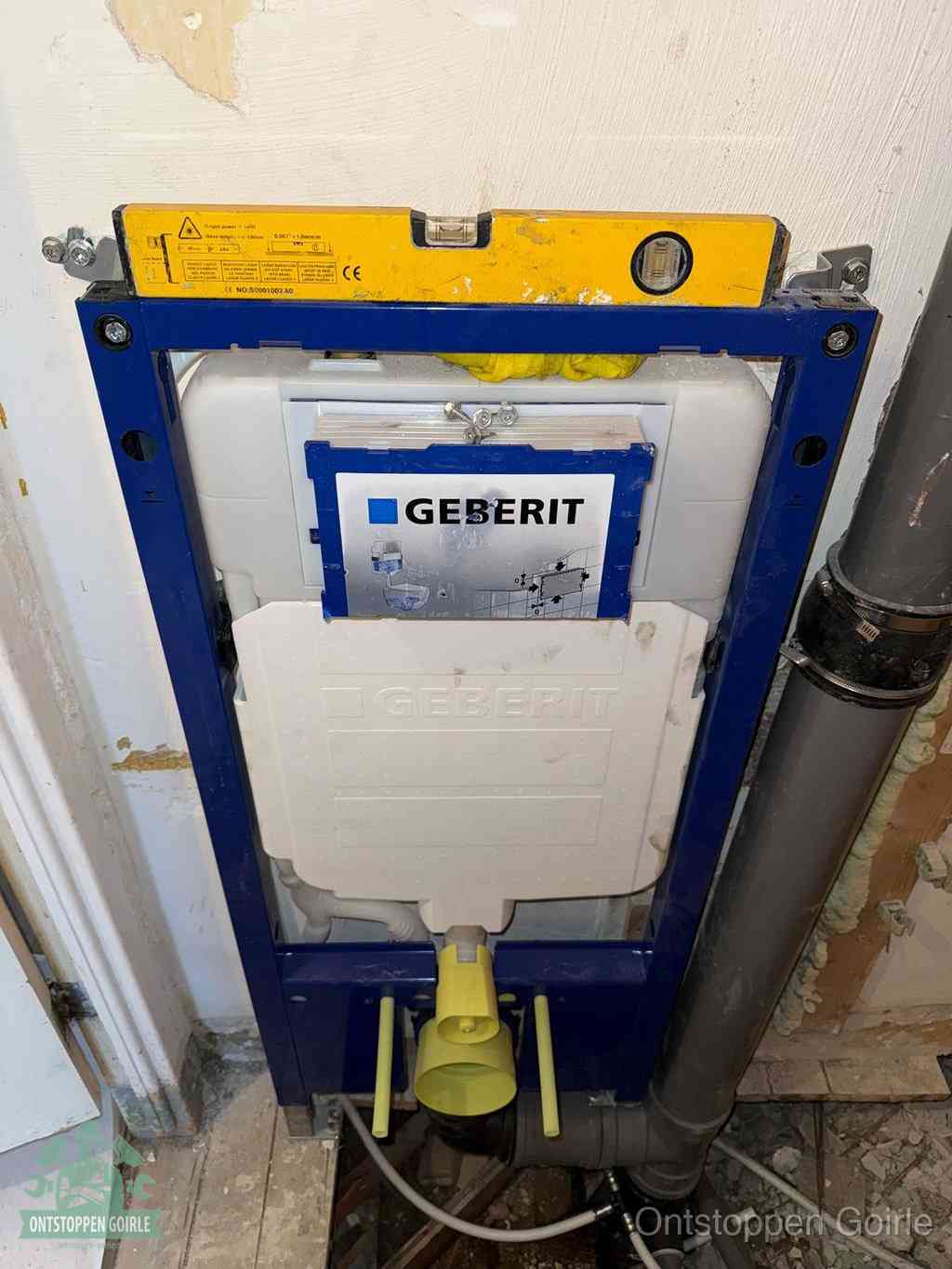 Een Geberit inbouwreservoir met frame voor een hangtoilet tegen de wand, met de afvoerbocht naar de vloer, kenmerkend voor een verstopt hangtoilet in Goirle