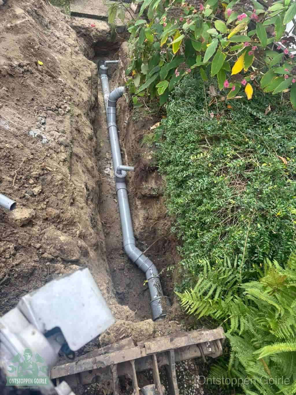 Open sleuf met nieuwe PVC-buizen, riool repareren en vervangen in Goirle