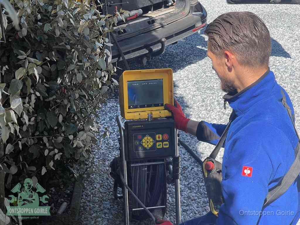 Monteur bedient een rioolinspectiecamera met monitor voor rioolinspectie in Goirle