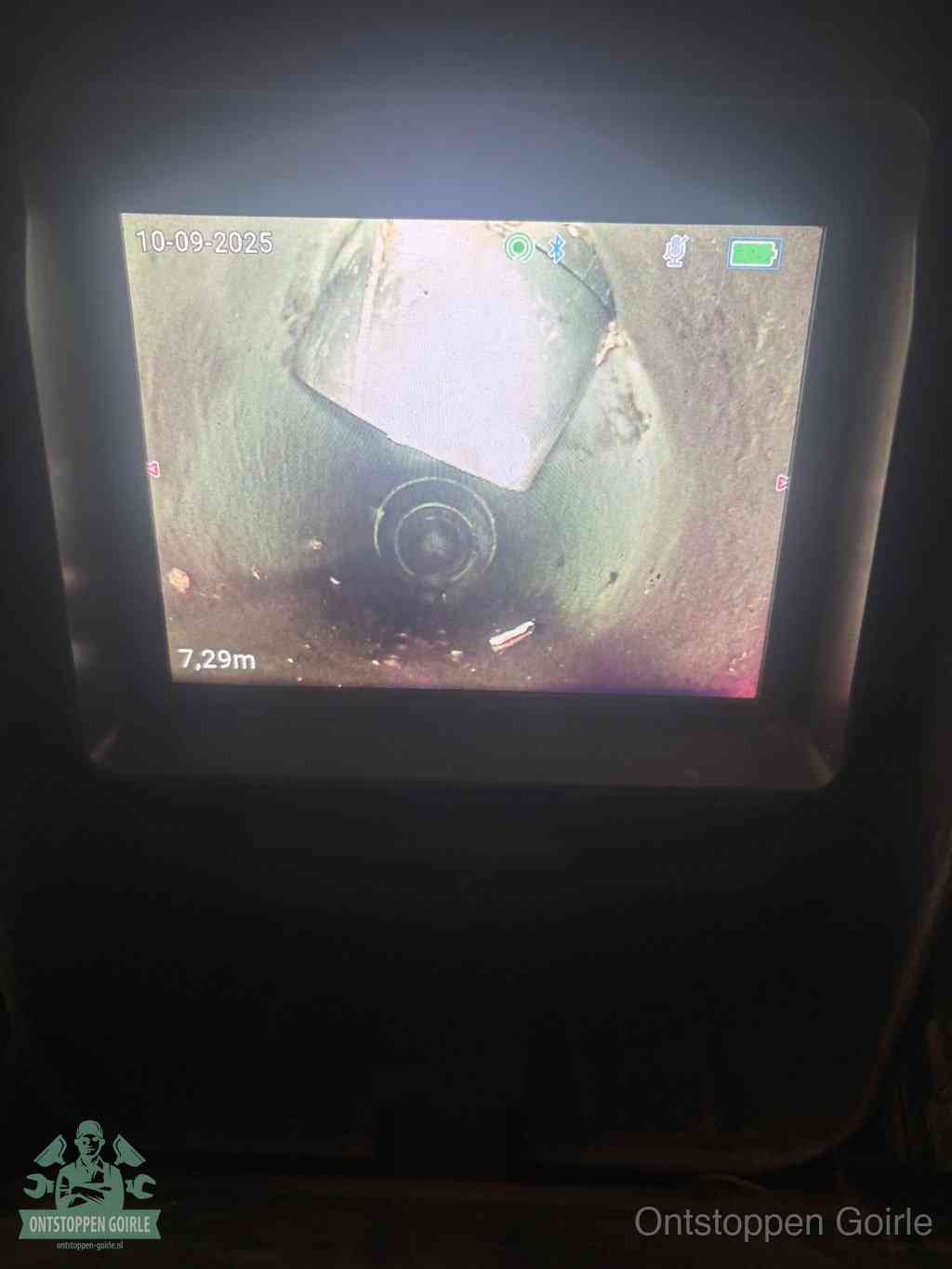 Camerabeeld van een verzakte rioolbuis diep onder de grond, een rioolverzakking in Goirle