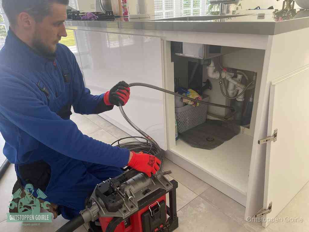 Een monteur reinigt de keukenafvoer grondig met een veermachine om terugkerende gootsteenverstoppingen te voorkomen in Goirle
