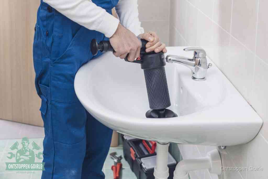 Een te ruwe doe-het-zelf poging met een handmatige perslucht-ontstopper op een sanitair-afvoer, een van de veelgemaakte fouten bij wc ontstoppen in Goirle