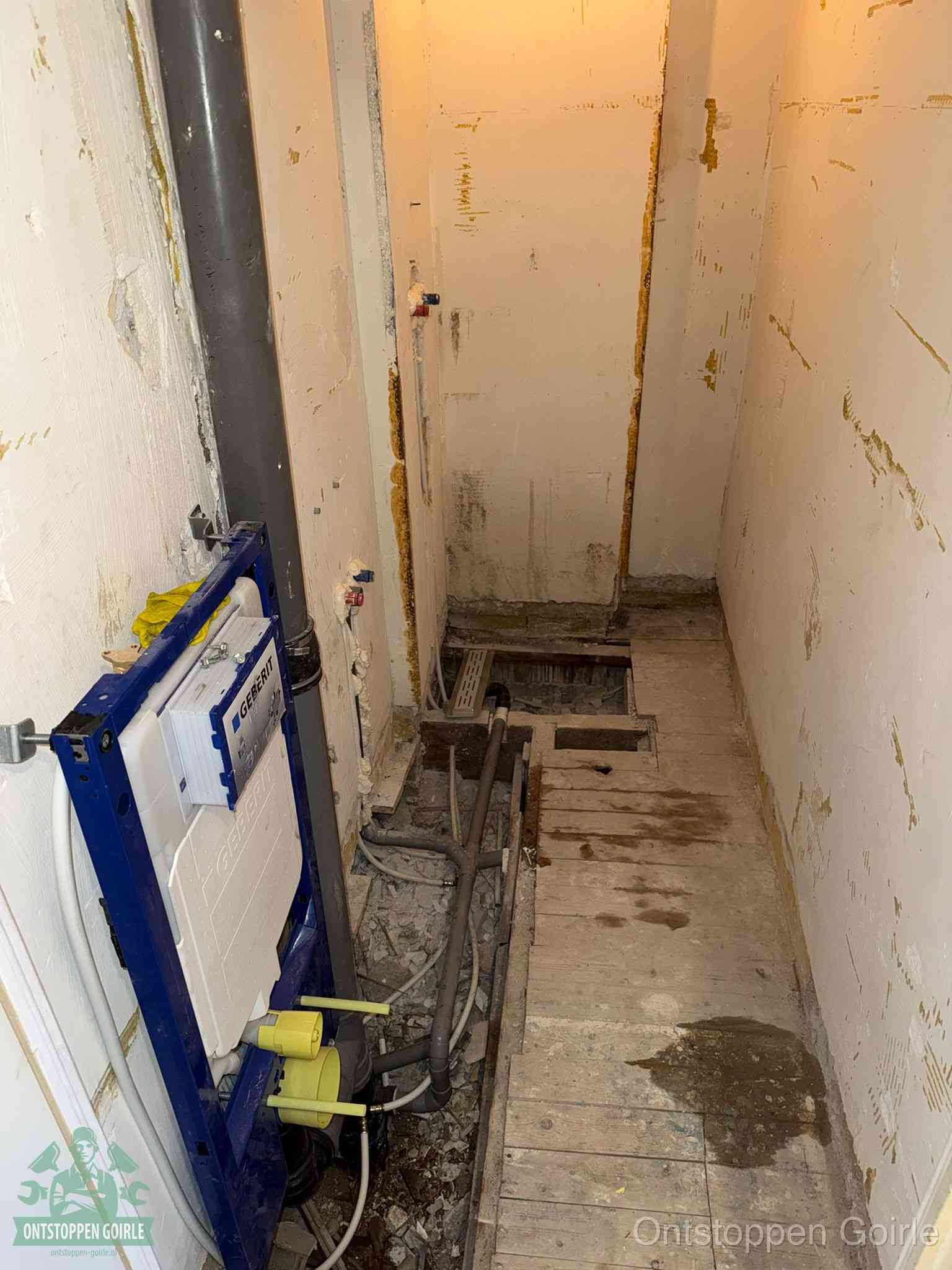 Een opgebroken toiletruimte tijdens renovatie met een Geberit inbouwreservoir en blootliggende oude afvoerleidingen, typisch voor oudere woningen in Goirle