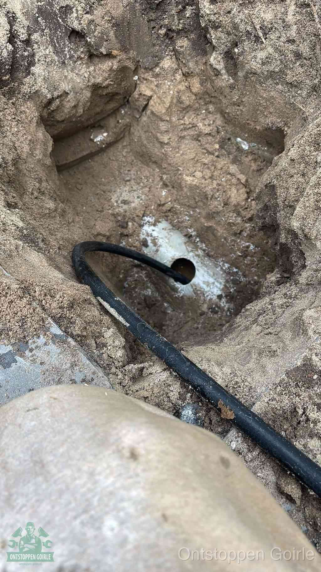 Uitgegraven rioolbuis in de grond, hulp om zelf het riool te ontstoppen in Goirle